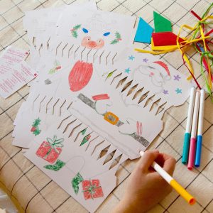Make Your Own Christmas Crackers & Place Cards – 8 Pack