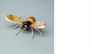 Tilnar Art Gold Wing Bee Medium