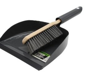 BUFFALO HEAVY DUTY METAL DUSTPAN WITH WOODEN BRUSH