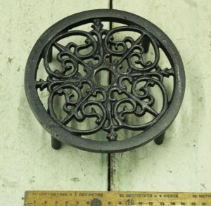 Trivet Round Antique Iron Swirl 155mm / 6? diameter